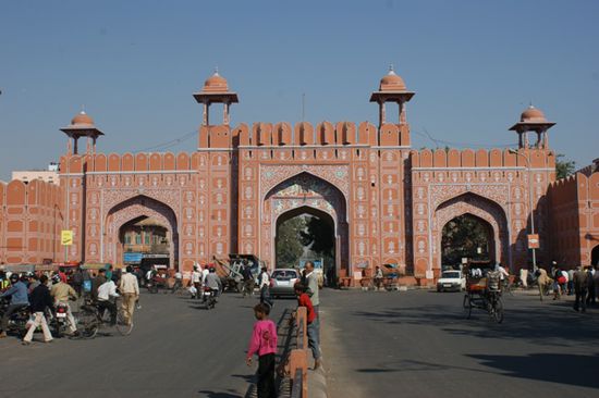 Die Altstadt von Jaipur ist von einer Stadtmauer umgeben. Hier ist das schoene (und frisch restaurierte) Ajmer Gate zu sehen.