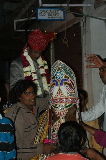 Am ersten Abend unterwegs in Pushkar begegneten wir einer Hochzeitsparade. Hier ist der Braeutigam auf einem wunderschoen geschmueckten Pferd zu sehen.