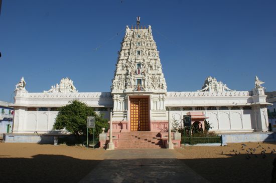 In Pushkar gibt es angeblich hunderte von Tempeln. Hier ist der wunderschoene und unglaublich detailierte Vishnu-Tempel zu sehen. Eintritt leider nur fuer Hindus.