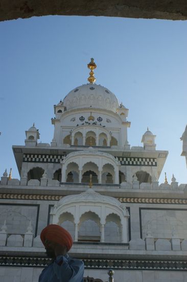 Der Sikh-Tempel Gurdwara besteht vorallem aus weissem Marmor.