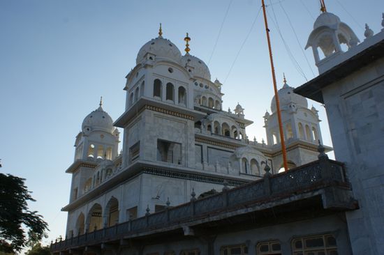 Der Gurdwara-Tempel von der anderen Seite.