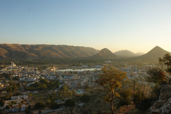 Die Aussicht vom Pap-Mochani-Tempel runter auf Pushkar.