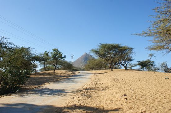 Da ist deutlich zu sehen, dass Pushkar am Rand der Wueste liegt.