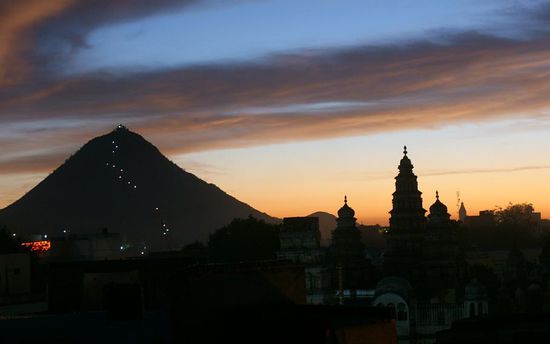 Der erste Sonnenuntergang auf einer der unzaehligen Dachterrassen-Restaurants.