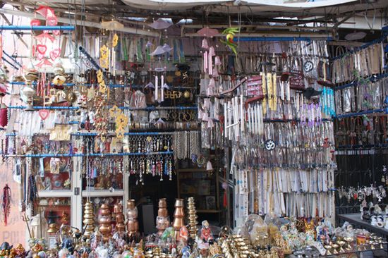 Das Pushkar sehr touristisch ist, war nicht nur an den vielen Hotels und Restaurants zu erkennen, sondern auch an den vielen unzaehligen Shops.