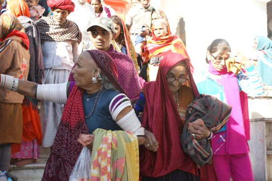 Vor den Tempeln war teilweise ein ganz schoenes Gedraenge. Typische Rajasthanifrauen mit unzaehligen Reifen an den Armen.