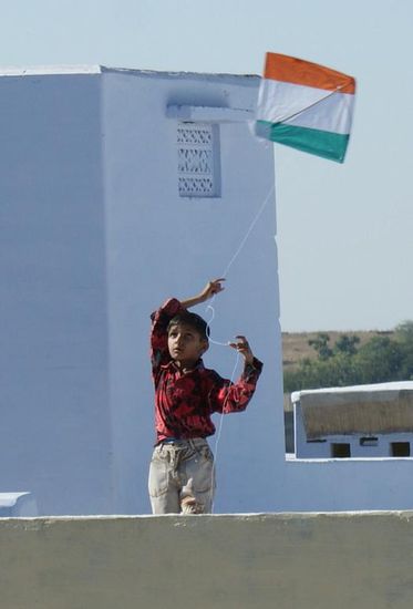 Drachensteigen lassen - ueberall auf den Daechern war dies zu sehen.