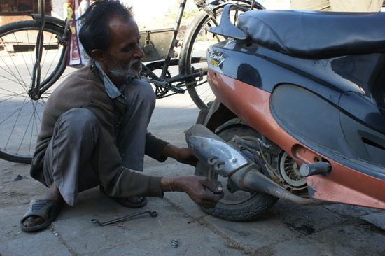 Ein Nagel bohrte sich in Ajmer in den Reifen unseres Scooters. Zum Glueck ist dies gleich in dem Staedtchen passiert. So war es kein Prolem es reparieren zu lassen (fuer 15 Rupien, also ca. 35 Rappen).