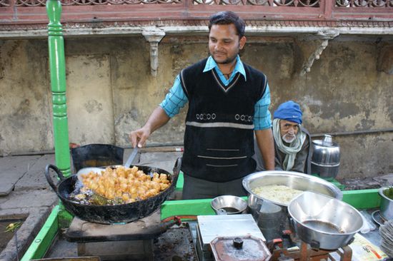 Bevor wir uns auf den Rueckweg nach Pushkar machten, goennten wir uns einen leckeren, aber ziemlich scharfen Imbiss von einer typisch fahrenden Kueche.