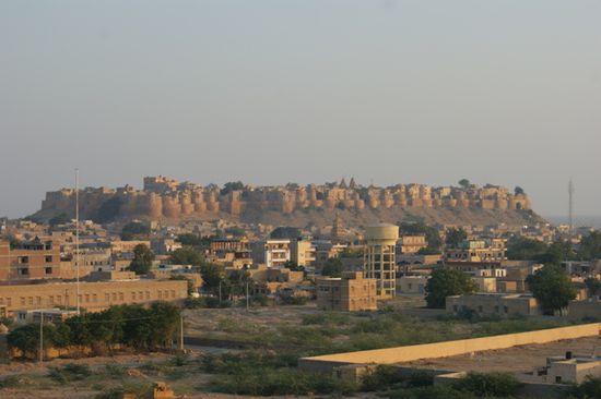 Etwas ausserhalb der Stadt:
Blick auf das riesige Sandstein-Fort in Jaisalmer
"Die goldene Stadt"