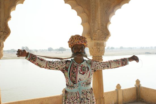 So ein Schnauz...
9 Jahre hegen und pflegen!
Viele Maenner in Rajasthan sind stolz auf ihre huebschen Zwirbelschnaeuze, auch wenn sie nur selten und mehr als touristische Attraktion so lange getragen werden.