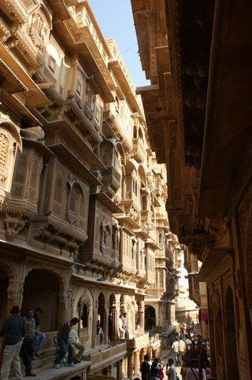 Naechster Halt: Besuch eines der vielen und wunderschoenen Havelis in Jaisalmer.
Havelis sind unglaublich fein verzierte Sandsteingebaeude, die von wohlhabenden Haendlern gebaut wurden.
