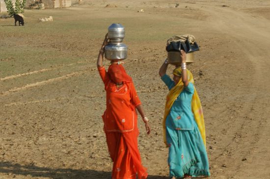 Zuerst gings mal zur Wasserquelle in der Naehe des Dorfes. Kein Wunder also, dass uns wassertragende Frauen begegneten.