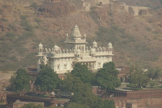 Blick vom Fort auf den Jaswant Thada:
Marmorgedenkstaette eines Maharadschas