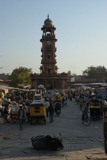 Der Uhrenturm von Jodhpur und natuerlich, wie immer an zentralen Orten in Indien, Autorrikschas und Kuehe!