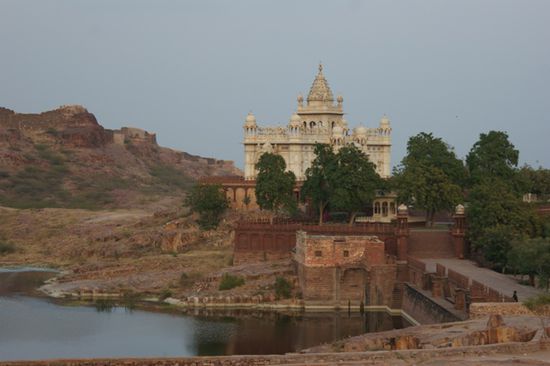 Der Jaswant Thada aus der Naehe kurz vor Sonnenuntergang