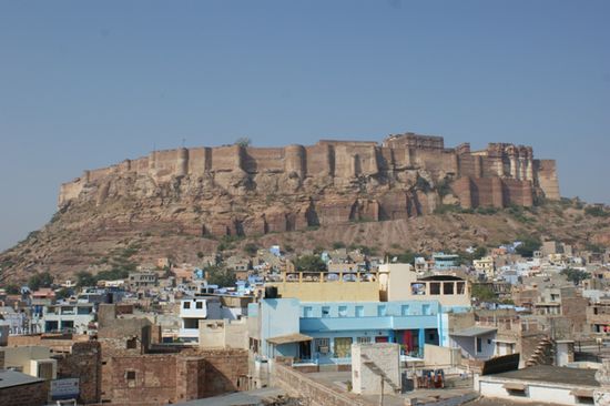 Das gewaltige Fort Meherangarh thront ueber der Stadt Jodhpur