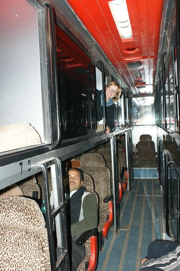 So sieht also ein Sleeperbus aus. Links sind Zweier-Liege-Kabinen ueber normalen Doppelsitzen, auf der rechten Seite sind oben und unten Einer-Liege-Kabinen.