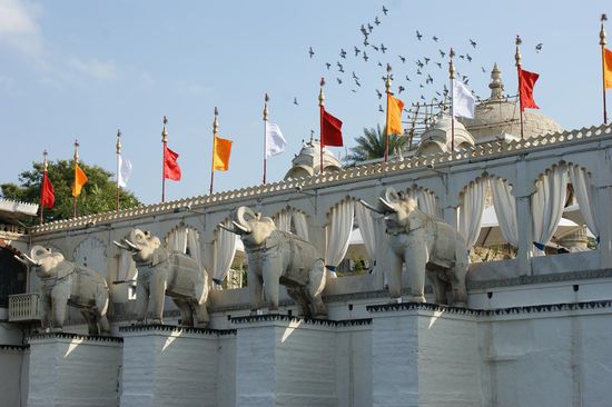 Auf der Insel Jagmandir waren wir ziemlich ueberrascht, da die ganze Insel ein Restaurant und Hotel ist. Es war aber toll herum zu schlendern und einen teuren Kaffee und einen Shake zu trinken.