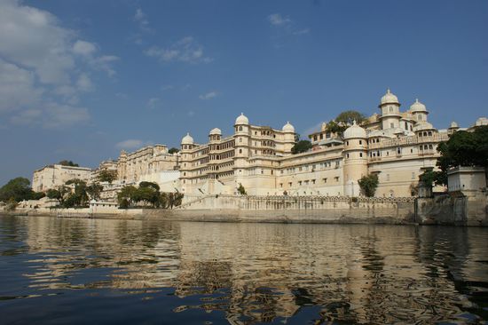 Der City-Palace vom See aus fotografiert. Er ist der groesste Palast Rajasthans mit einer 244m langen Fassade und einer Hoehe von 30.4m und damit auch die Hauptattraktion von Udaipur.
