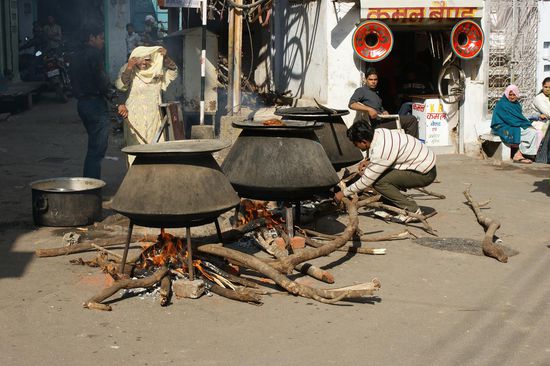 Vorbereitungen fuer ein muslimisches Festessen. Unzaehlige solche Toepfe mit Schafscurry waren in den Gassen zu sehen.