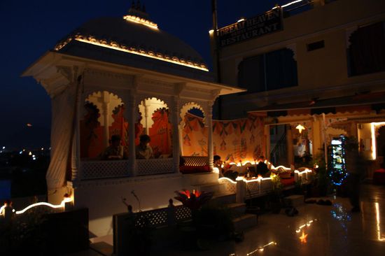 Die gemuetliche Dachterrasse bei Nacht.