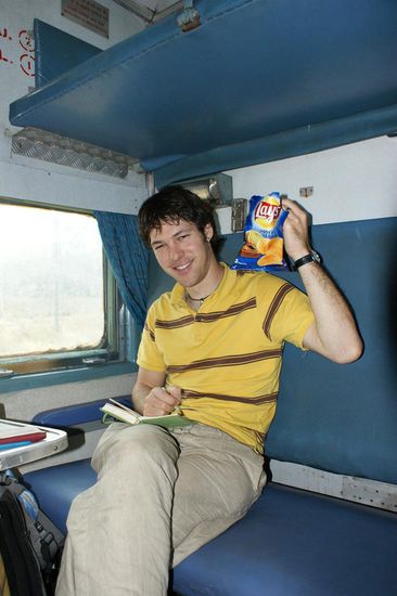 Juhui! Mit bestaetigtem Ticket und feinen, aber scharfen (Masala-) Chips sass Beat gluecklich im Zug.