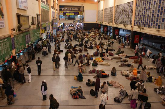 So sieht der Eingangsbereich eines indischen Bahnhofs um 5 Uhr morgens aus. Wir sahen aber schon deutlich mehr schlafende Leute in anderen Bahnhoefen. Es scheint aber voellig normal zu sein, an einem Bahnhof schlafend auf einen Zug zu warten.