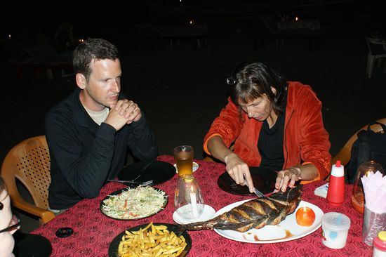 Gine in voller Konzentration:
Unser Tuna soll moeglichst "skelettfrei" auf unseren Tellern landen! Danke...