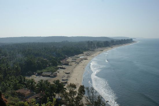 Blick vom nahe gelegenen Huegel auf "unseren" Strand