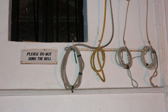 Ob diese Seile wohl wirklich mit den grossen Kirchenglocken verbunden waren? Ich konnte es kaum glauben... natuerlich kitzelte es mich in den Fingern! 
Als der Gloeckner 5 Minuten spaeter zu laeuten begann, war ich froh, den Test nicht gewagt zu haben...
Tatsaechlich: Hier werden die Kirchenglocken noch von Hand gelaeutet!