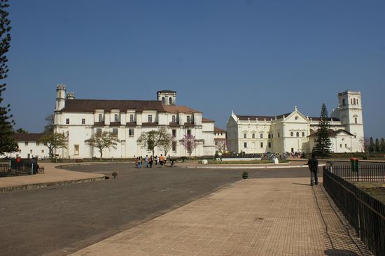 Links im Bild:
Kirche Hl. Franz von Assisi
Rechts im Bild:
Se Kathedrale
