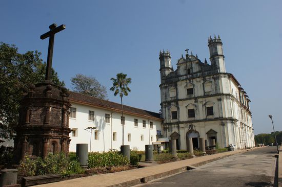Die renovierungsbeduerftige "Franz von Assisi Kirche" von vorne