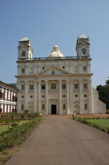 Soll eine Petersdom-Nachahmung sein:
St. Cajetan