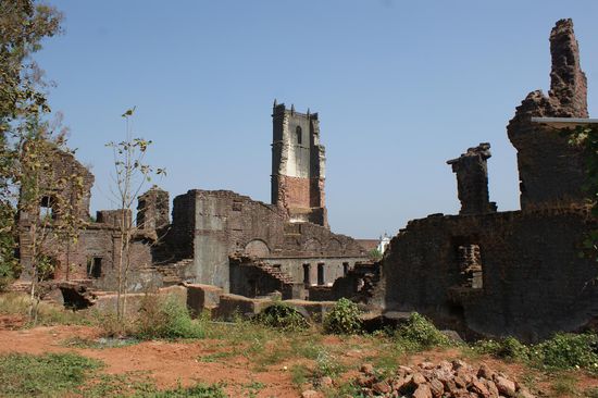 Sogar eine Ruinenkirche fanden wir:
Hl. Augustin - Kirche