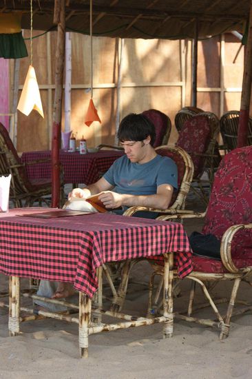 Lesend aufs Fruehstueck warten und dabei die Fuesse in den kuehlen, feinen Sand stecken - so gut ging es uns.