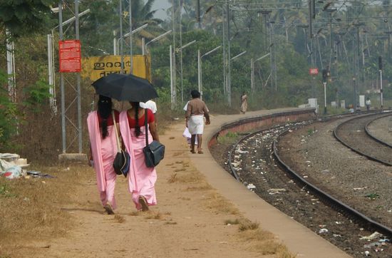 Waehrend des Wartens auf den Zug. Die Geleise sind leider meisten so ueberaet mit Muell in Indien.