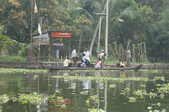 Schiffhaltestelle - in diesem Teil von den Backwaters gibt es keine Strassen mehr. So ist das ganze Transportsystem auf dem Wasser.