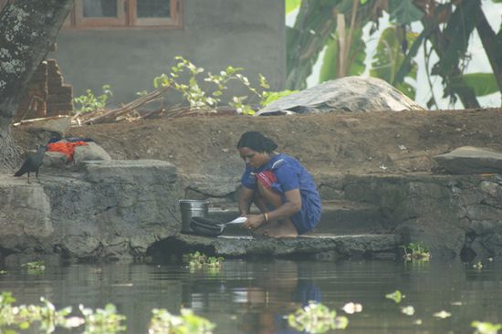 Und sie Leben mit dem Wasser. Koerperpflege, Kleiderwaschen und Lebensmittel ruesten passiert alles am Wasser. Wenn man mit dem Kanu durch enge Kanaele faehrt, so hat man ein wenig das Gefuehl, dass man das Badezimmer der BewohnerInnen betritt.