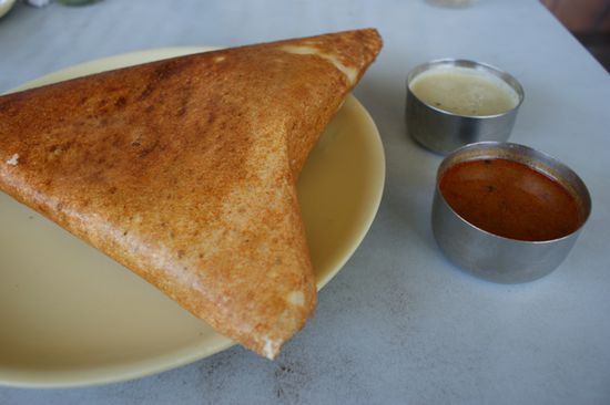 Masala Dosa:
Gefuellt mit einem wuerzigen Kartoffel - Kabis - Curry,
dazu scharfe Saucen