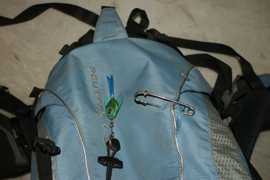 ... erst in Delhi bemerkte ich, dass sie mich mit dieser riesigen Sicherheitsnadel am Handgepaeck (Die Reise hinterlaesst auch hier loechrige Spuren!) mitfliegen liessen! Wo sie doch sonst jede Nagelfeile entdecken. Dafuer durfte die kleine Batterie nicht in meinem Wecker weiterarbeiten... eine komische Welt der Sicherheit!