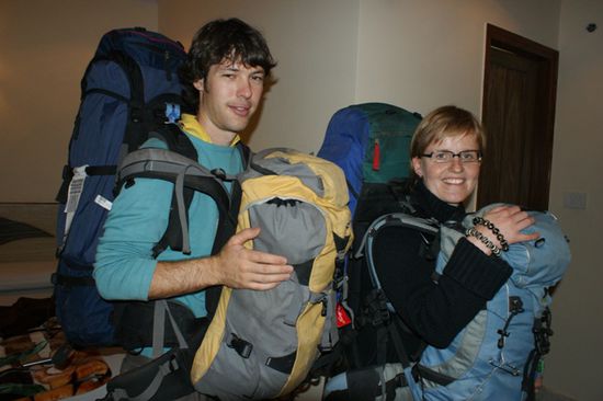 Wir sind "voll" und haben genug...
eingekauft !
Wir freuen uns sehr aufs "Nach - Hause - Kommen!