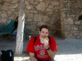 Uns gehts wieder besser! Niels mit einer suessen Spezialitaet: einer Art Riesenkeks aus Sesam und Nuessen mit Caramel - lecker!