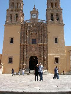 Wir vor der Kirche von Hidalgo