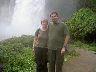 Wir vor dem Wasserfall
