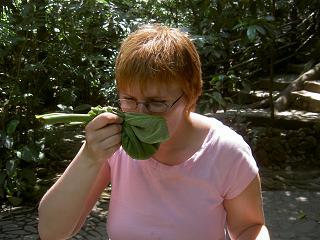 Nicole beim Probieren des "Mineralwassers"