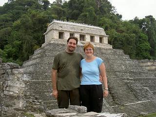 Wir vor dem Tempel