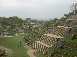 Waehrend sich der Vater nur den Tempel de las Inscriptiones hat bauen lassen, musste sein Sohn mit dieser ganzen Anlage protzen