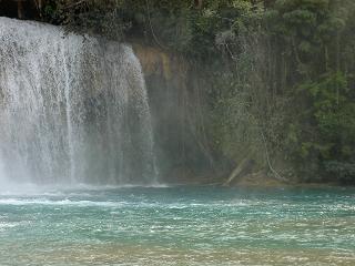 Damit ihr das auch mal ohne uns geniessen koennt: das blaue Wasser von Agua Azul