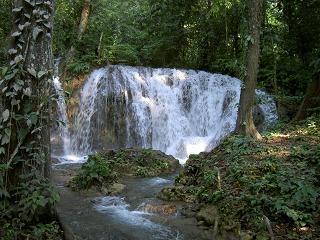 Wasserfall mitten im Jungle